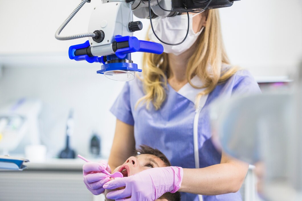 Zrozumieć endodoncję mikroskopową: korzyści, procedura i co można oczekiwać