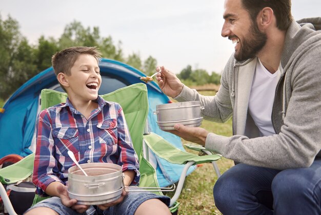 Praktyczne rozwiązania żywieniowe dla podróżników i miłośników outdooru